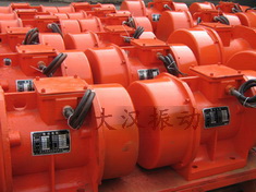 YZS振動(dòng)電機(jī)：加裝防護(hù)外殼，密封性強(qiáng)不易損壞。