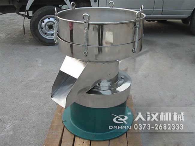 涂料振動(dòng)篩由：框體，振動(dòng)斗，出料口，振動(dòng)電機(jī)底座等部件組成