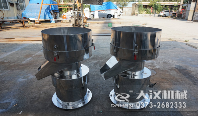 不銹鋼涂料振動(dòng)篩是一種比較受用戶歡迎的產(chǎn)品之一，主要優(yōu)勢(shì)耐酸堿，不生銹，使用壽命長(zhǎng)。