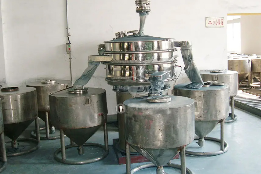 振蕩篩主要特點(diǎn)：換網(wǎng)容易，全封閉模式粉末不飛揚(yáng)，可連續(xù)作業(yè)