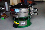 800型單層三次元振動篩，產(chǎn)量可達(dá)800kg/h。