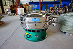 1200型三次元振動篩，產(chǎn)量可達(dá)2100kg/h。